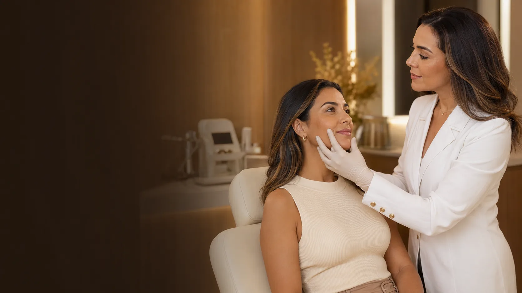 Profissional da Lumistar realizando avaliação estética facial em uma cliente dentro de uma sala de atendimento sofisticada