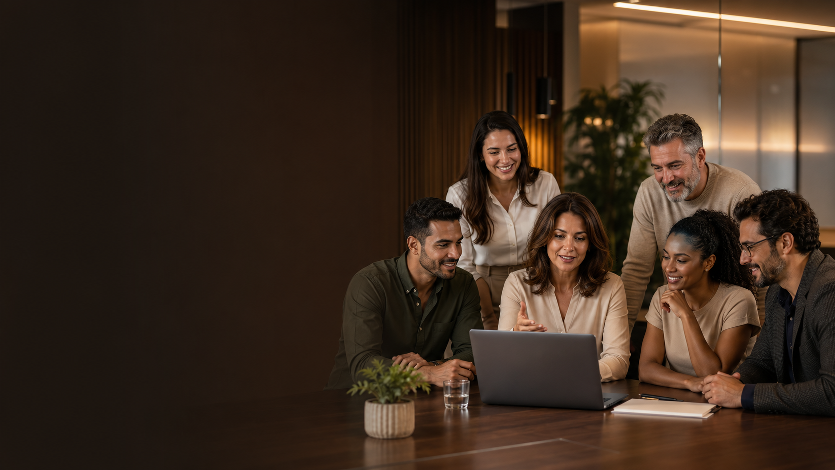 Equipe corporativa reunida analisando proposta do Clube Lumistar